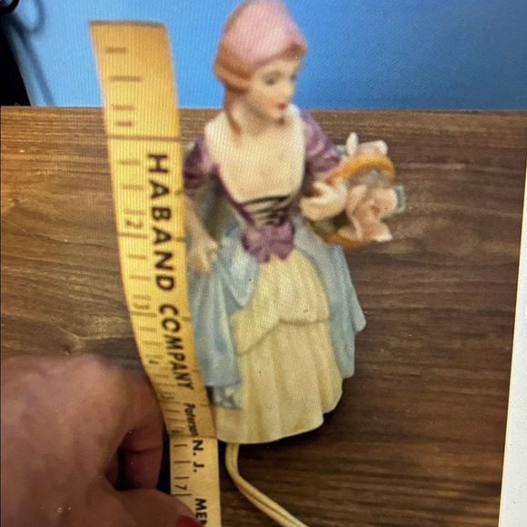 Vintage Ceramic Lady with Roses Night Light 6” WORKS electric - Picture 9 of 9